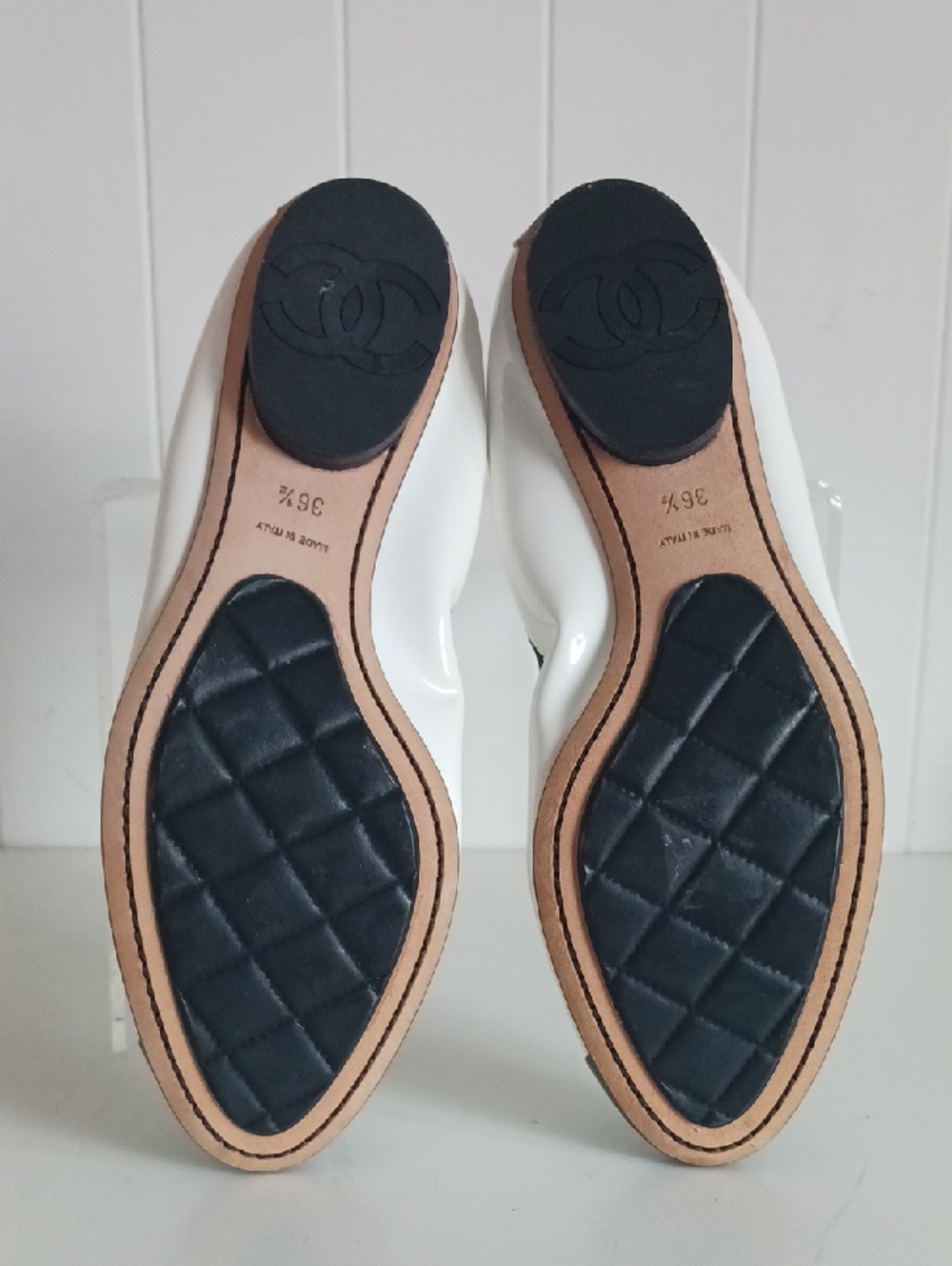CHANEL NEW WHITE/ BLK PATENT BALLET FLATS. - Picture 4 of 9